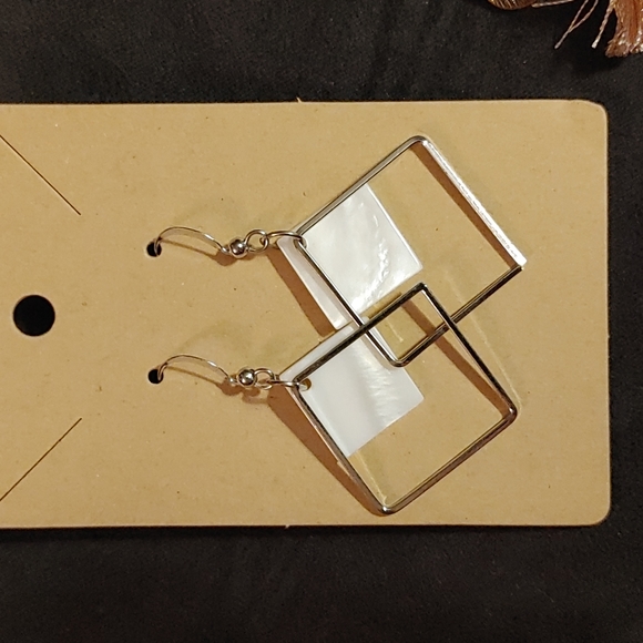 Danglind Earring Duo - Picture 3 of 3